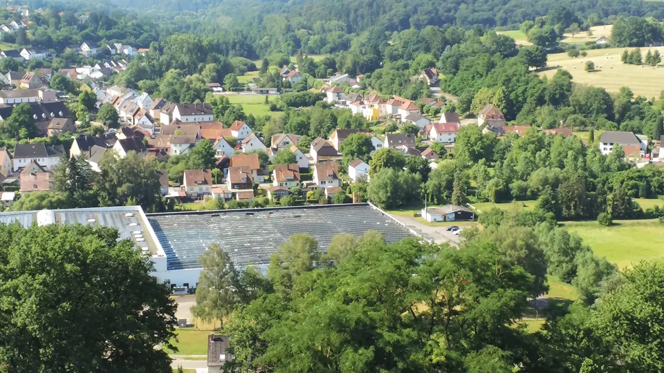 Hornbach in der Pfalz aus der Luft, dahinter die Gärtnerei.