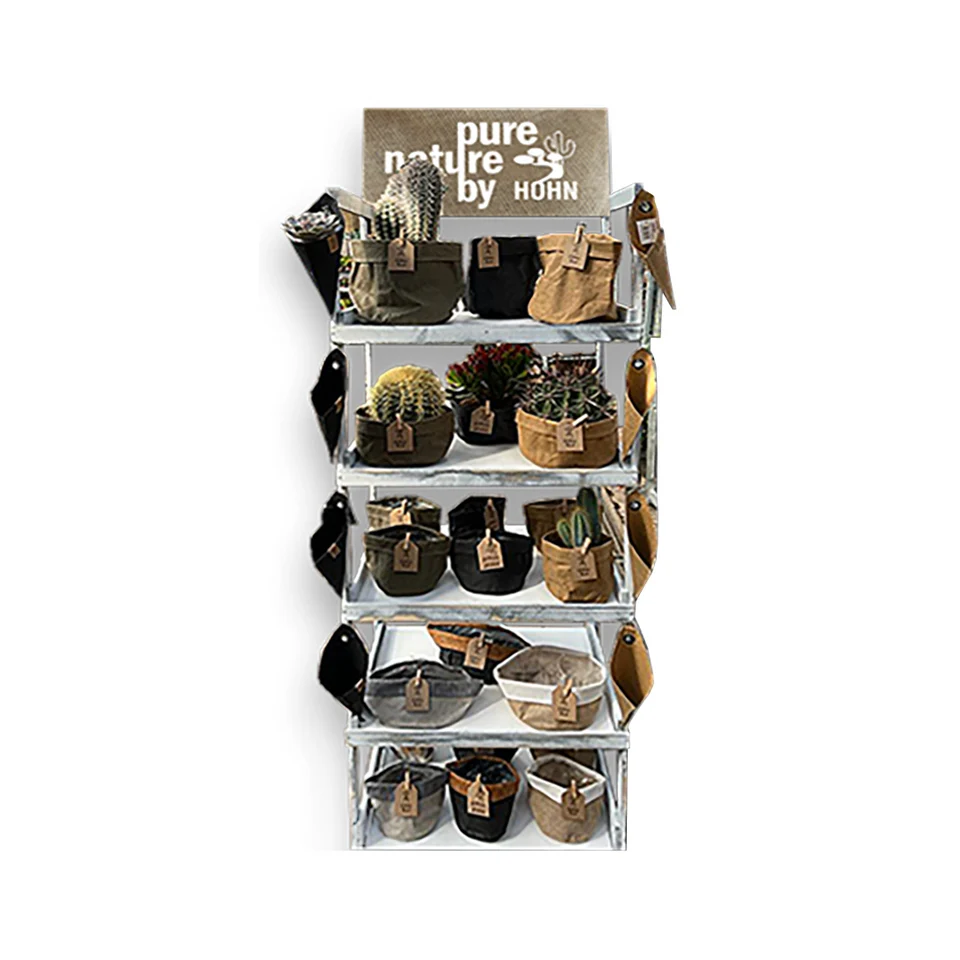 Displayständer aus Metall mit Kakteen in Pot Covers, oben das Schild „pure nature by Hohn“