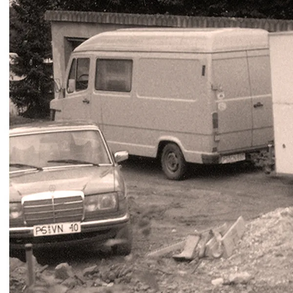 1986: ein Transporter mit Anhänger auf dem Gelände der ersten Gärtnerei, historische Aufnahme.